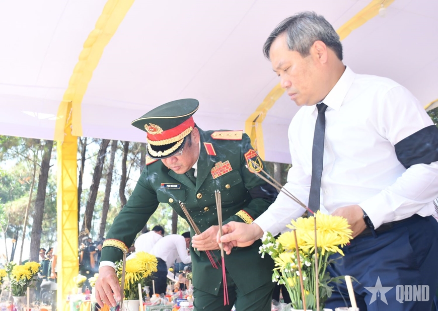 Thủ tướng L&ecirc; Minh Hưng dự Lễ truy điệu v&agrave; an t&aacute;ng h&agrave;i cốt liệt sĩ tại Quảng Trị