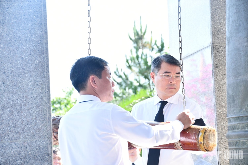 Thủ tướng L&ecirc; Minh Hưng dự Lễ truy điệu v&agrave; an t&aacute;ng h&agrave;i cốt liệt sĩ tại Quảng Trị