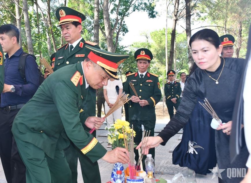 Thủ tướng L&ecirc; Minh Hưng dự Lễ truy điệu v&agrave; an t&aacute;ng h&agrave;i cốt liệt sĩ tại Quảng Trị