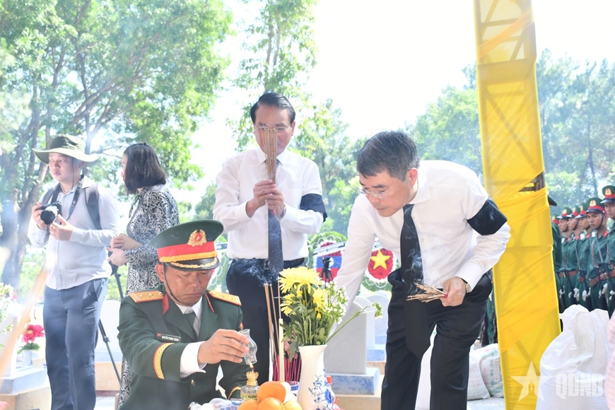 Thủ tướng L&ecirc; Minh Hưng dự Lễ truy điệu v&agrave; an t&aacute;ng h&agrave;i cốt liệt sĩ tại Quảng Trị