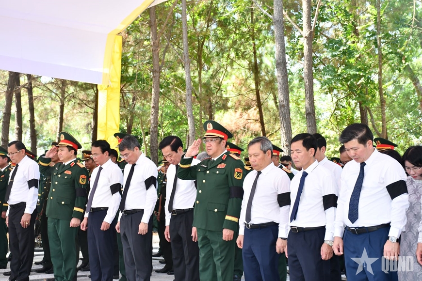 Thủ tướng L&ecirc; Minh Hưng dự Lễ truy điệu v&agrave; an t&aacute;ng h&agrave;i cốt liệt sĩ tại Quảng Trị