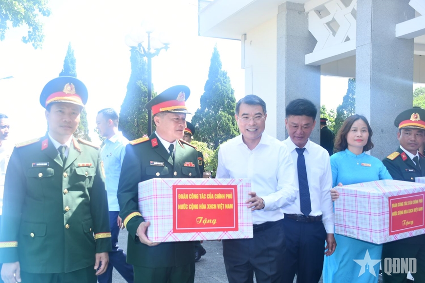 Thủ tướng L&ecirc; Minh Hưng dự Lễ truy điệu v&agrave; an t&aacute;ng h&agrave;i cốt liệt sĩ tại Quảng Trị