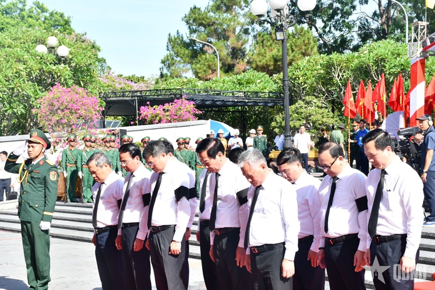 Thủ tướng L&ecirc; Minh Hưng dự Lễ truy điệu v&agrave; an t&aacute;ng h&agrave;i cốt liệt sĩ tại Quảng Trị