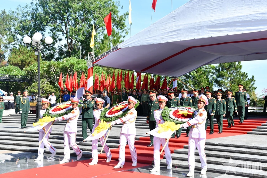 Thủ tướng L&ecirc; Minh Hưng dự Lễ truy điệu v&agrave; an t&aacute;ng h&agrave;i cốt liệt sĩ tại Quảng Trị
