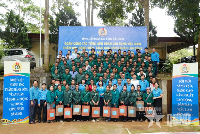 Điện Biên: Lãnh đạo Tổng Liên đoàn Lao động Việt Nam tặng quà công nhân cao su

