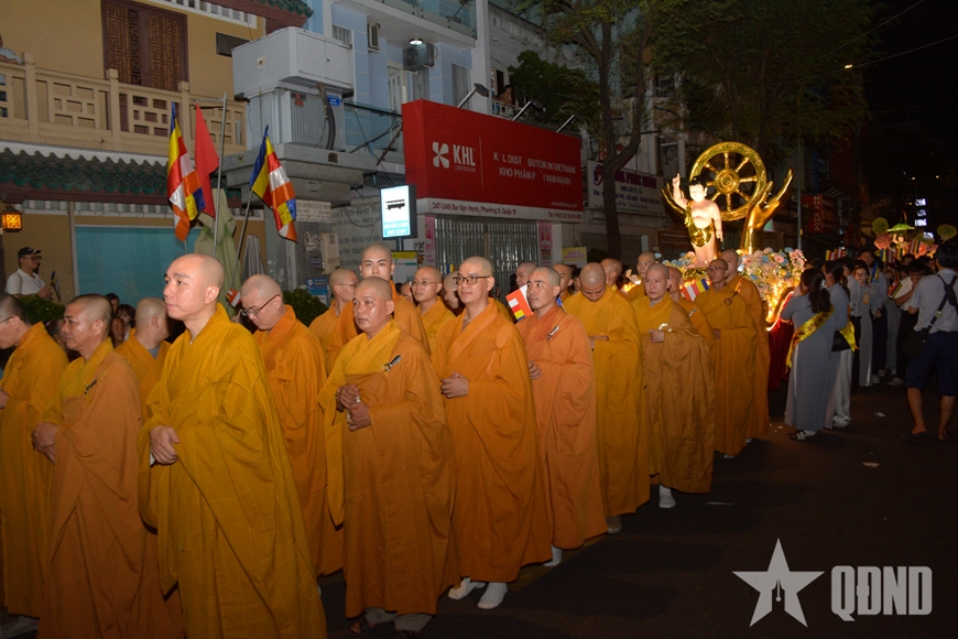 TP Hồ Ch&iacute; Minh: Lễ rước kiệu hoa mừng Đại lễ Phật đản