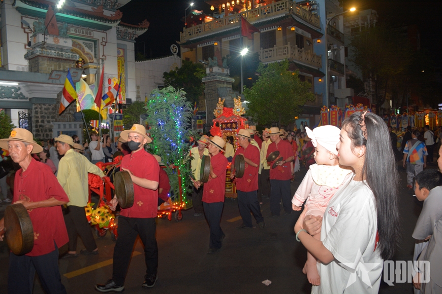 TP Hồ Ch&iacute; Minh: Lễ rước kiệu hoa mừng Đại lễ Phật đản