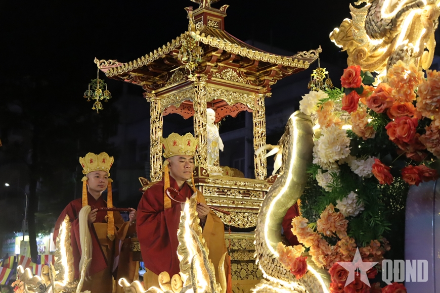 TP Hồ Ch&iacute; Minh: Lễ rước kiệu hoa mừng Đại lễ Phật đản