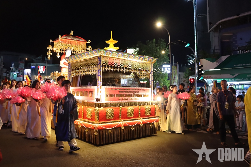 TP Hồ Ch&iacute; Minh: Lễ rước kiệu hoa mừng Đại lễ Phật đản