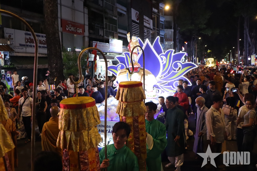 TP Hồ Ch&iacute; Minh: Lễ rước kiệu hoa mừng Đại lễ Phật đản
