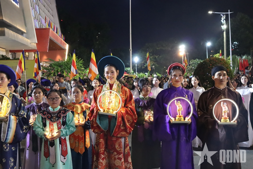 TP Hồ Ch&iacute; Minh: Lễ rước kiệu hoa mừng Đại lễ Phật đản