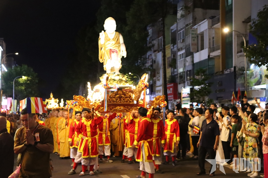 TP Hồ Ch&iacute; Minh: Lễ rước kiệu hoa mừng Đại lễ Phật đản