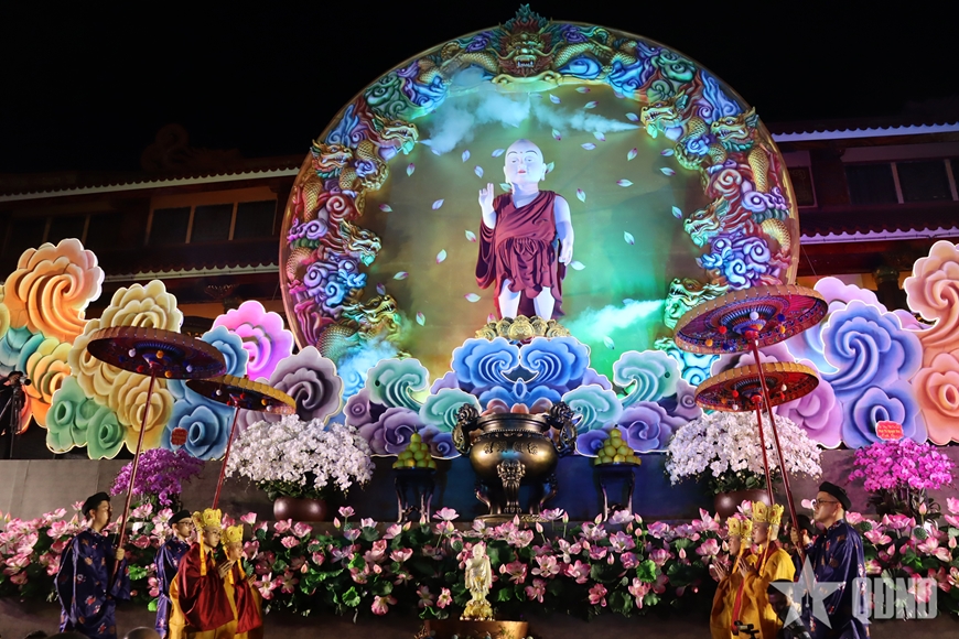 TP Hồ Ch&iacute; Minh: Lễ rước kiệu hoa mừng Đại lễ Phật đản