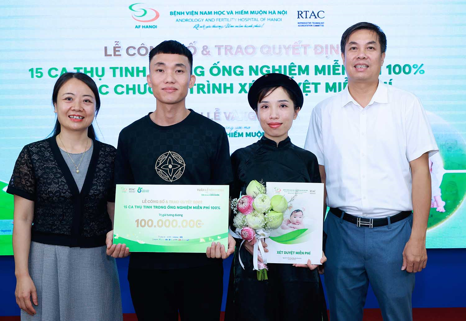 Hạnh phúc ngọt ngào của cặp vợ chồng người dân tộc
