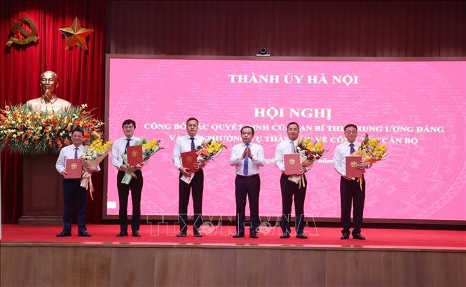 Th&agrave;nh ủy H&agrave; Nội c&ocirc;ng bố c&aacute;c quyết định về c&ocirc;ng t&aacute;c c&aacute;n bộ