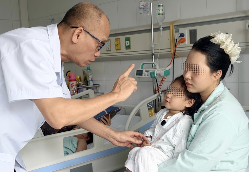 Bệnh viện Hữu nghị Việt Đức: Cứu b&eacute; g&aacute;i bị que xi&ecirc;n thịt cắm s&acirc;u từ mũi l&ecirc;n hốc mắt