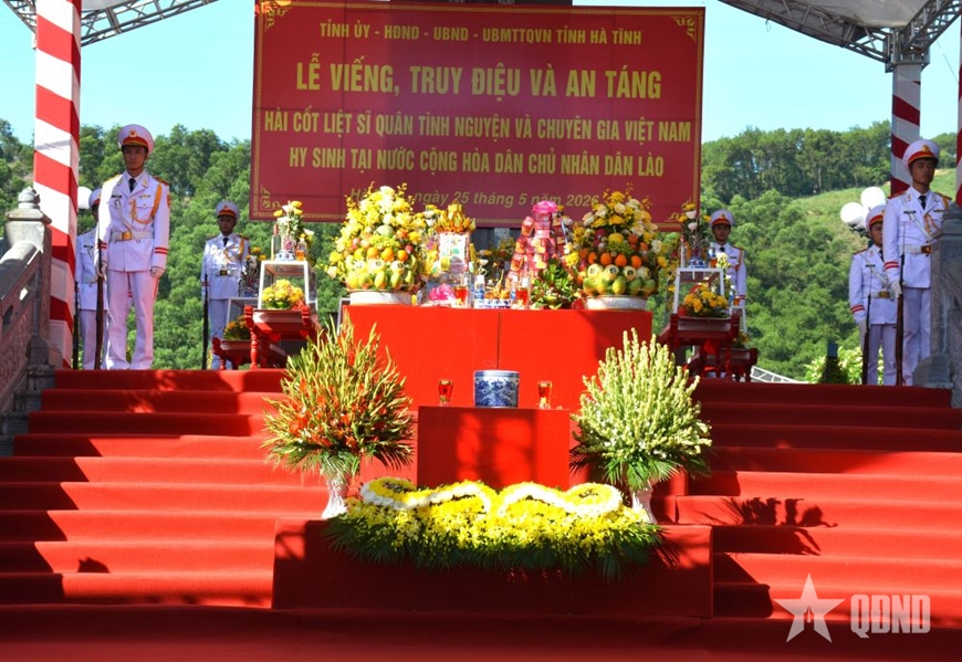 Thường trực Ban B&iacute; thư Trần Cẩm T&uacute; dự Lễ truy điệu, an t&aacute;ng h&agrave;i cốt liệt sĩ Qu&acirc;n t&igrave;nh nguyện, chuy&ecirc;n gia Việt Nam hy sinh tại L&agrave;o