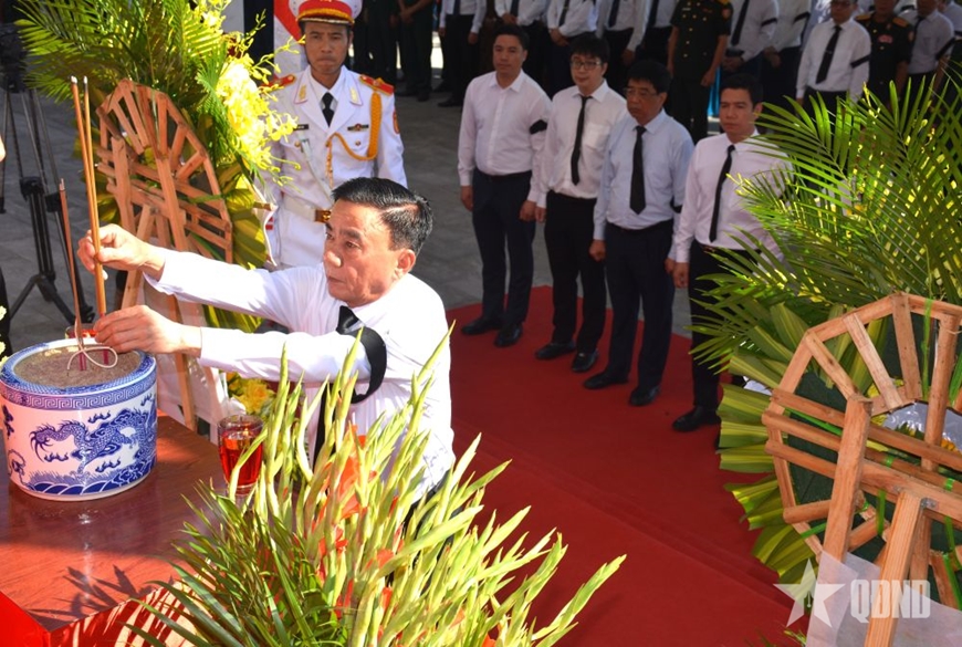 Thường trực Ban B&iacute; thư Trần Cẩm T&uacute; dự Lễ truy điệu, an t&aacute;ng h&agrave;i cốt liệt sĩ Qu&acirc;n t&igrave;nh nguyện, chuy&ecirc;n gia Việt Nam hy sinh tại L&agrave;o