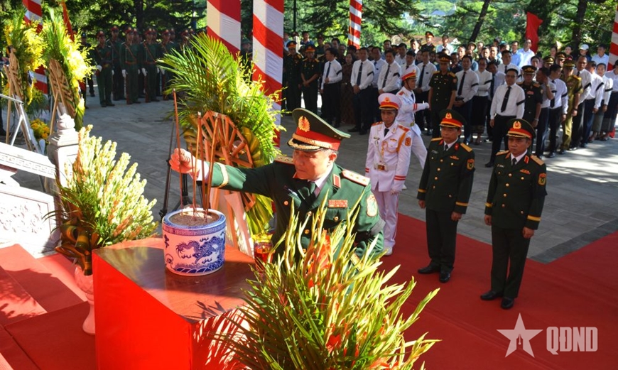 Thường trực Ban B&iacute; thư Trần Cẩm T&uacute; dự Lễ truy điệu, an t&aacute;ng h&agrave;i cốt liệt sĩ Qu&acirc;n t&igrave;nh nguyện, chuy&ecirc;n gia Việt Nam hy sinh tại L&agrave;o