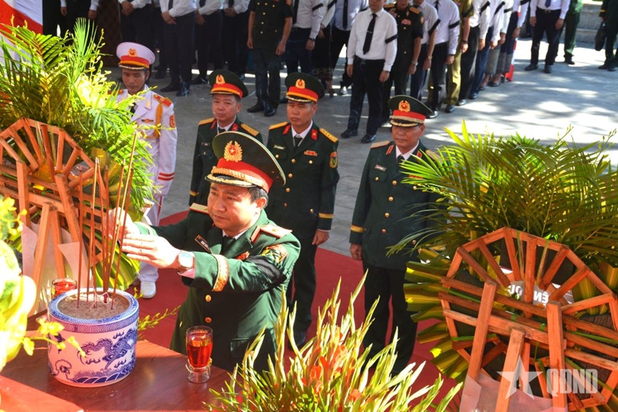 Thường trực Ban B&iacute; thư Trần Cẩm T&uacute; dự Lễ truy điệu, an t&aacute;ng h&agrave;i cốt liệt sĩ Qu&acirc;n t&igrave;nh nguyện, chuy&ecirc;n gia Việt Nam hy sinh tại L&agrave;o