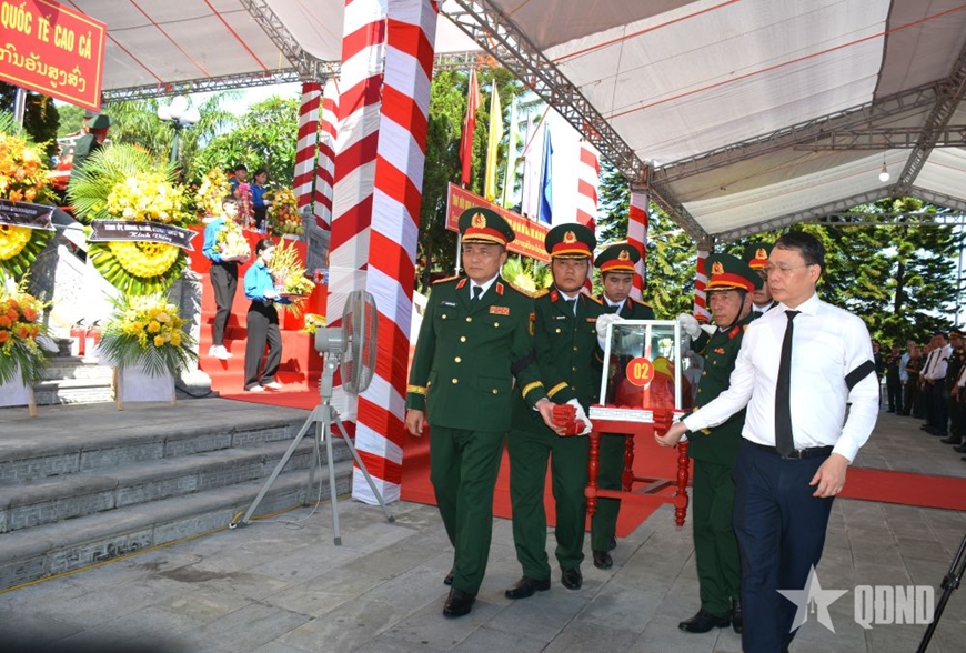 Thường trực Ban B&iacute; thư Trần Cẩm T&uacute; dự Lễ truy điệu, an t&aacute;ng h&agrave;i cốt liệt sĩ Qu&acirc;n t&igrave;nh nguyện, chuy&ecirc;n gia Việt Nam hy sinh tại L&agrave;o
