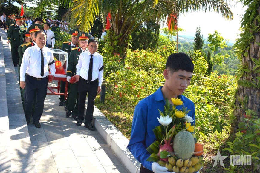 Thường trực Ban B&iacute; thư Trần Cẩm T&uacute; dự Lễ truy điệu, an t&aacute;ng h&agrave;i cốt liệt sĩ Qu&acirc;n t&igrave;nh nguyện, chuy&ecirc;n gia Việt Nam hy sinh tại L&agrave;o
