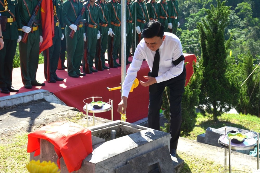 Thường trực Ban B&iacute; thư Trần Cẩm T&uacute; dự Lễ truy điệu, an t&aacute;ng h&agrave;i cốt liệt sĩ Qu&acirc;n t&igrave;nh nguyện, chuy&ecirc;n gia Việt Nam hy sinh tại L&agrave;o