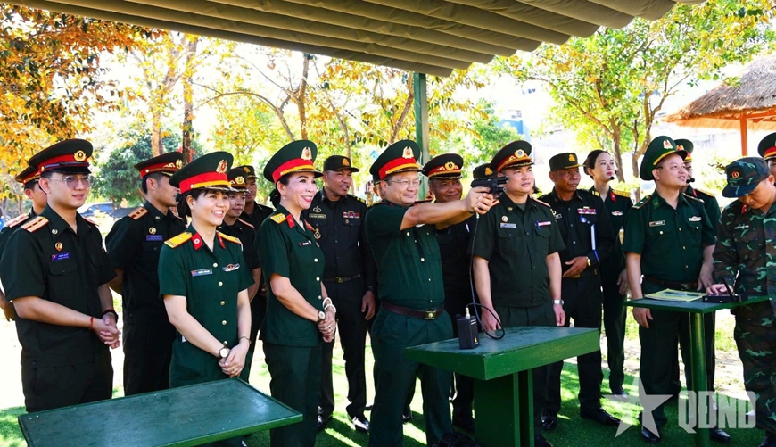 Sĩ quan trẻ Quân đội ba nước Việt Nam - Lào - Campuchia dâng hương tưởng niệm Chủ tịch Hồ Chí Minh