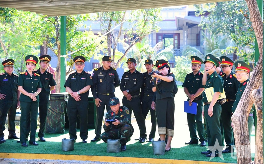 Sĩ quan trẻ Quân đội ba nước Việt Nam - Lào - Campuchia dâng hương tưởng niệm Chủ tịch Hồ Chí Minh