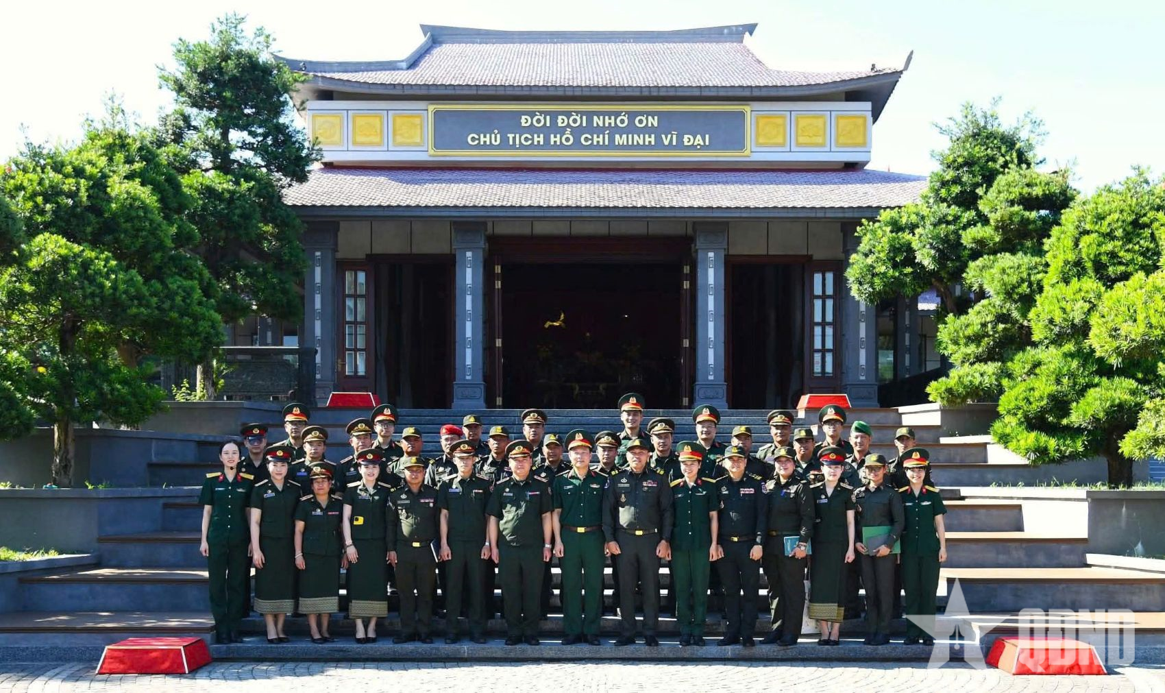 Sĩ quan trẻ Quân đội ba nước Việt Nam - Lào - Campuchia dâng hương tưởng niệm Chủ tịch Hồ Chí Minh