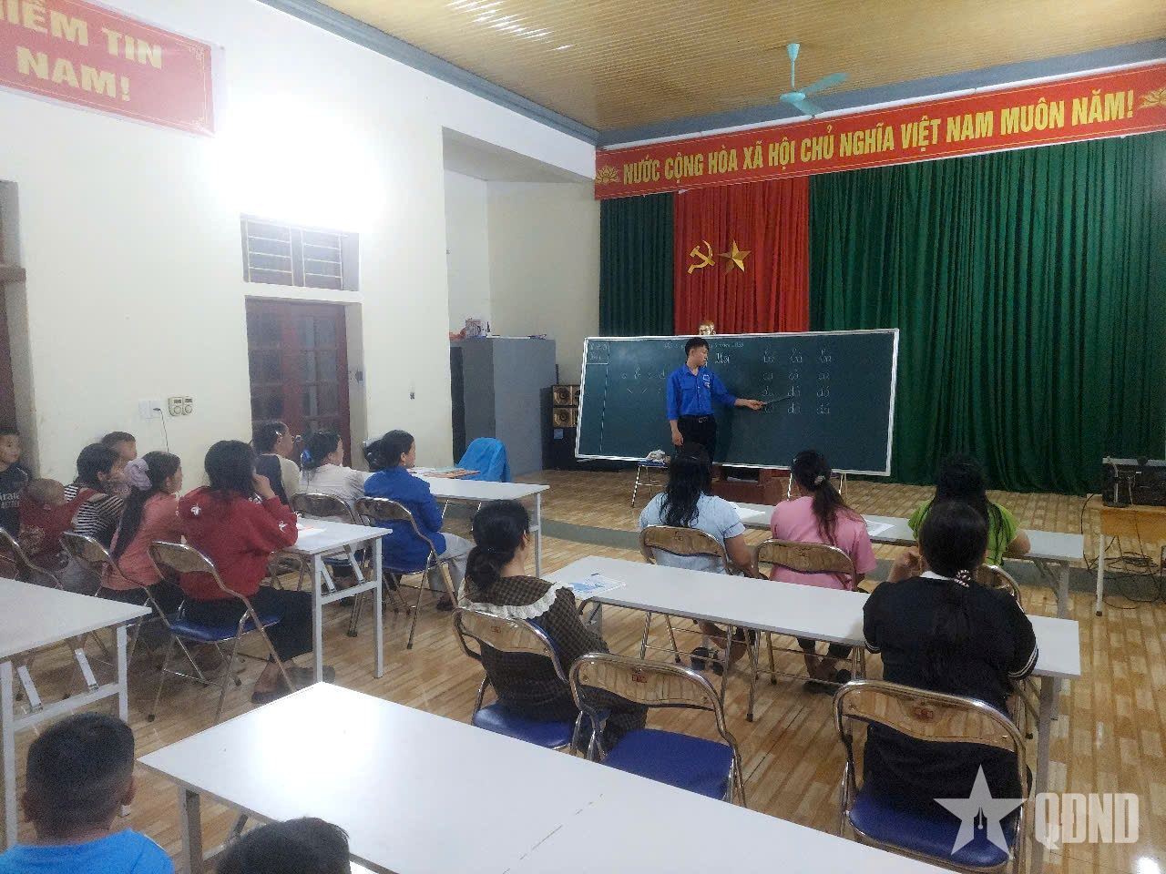 Giúp nhân dân xóa mù chữ để xóa nghèo


