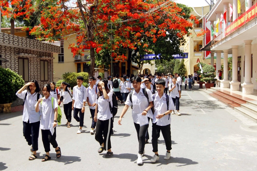 Nắng n&oacute;ng tr&ecirc;n 39 độ C, H&agrave; Nội cho ph&eacute;p trường điều chỉnh lịch học