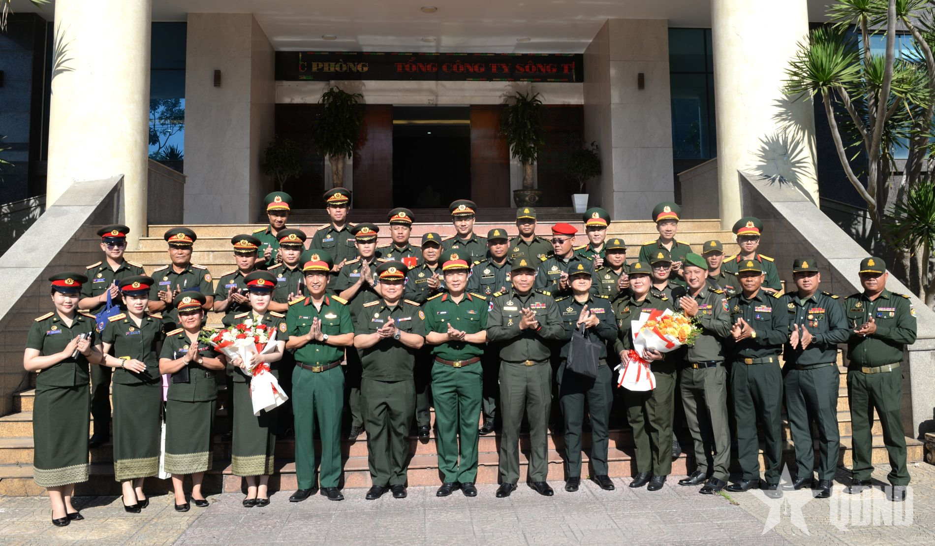 Đoàn sĩ quan trẻ Quân đội Lào và Campuchia thăm và giao lưu tại Tổng công ty Sông Thu 