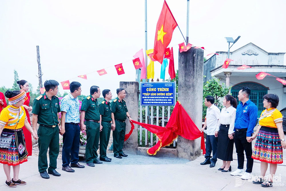 Sáng tuyến đường, ấm tình quân dân
