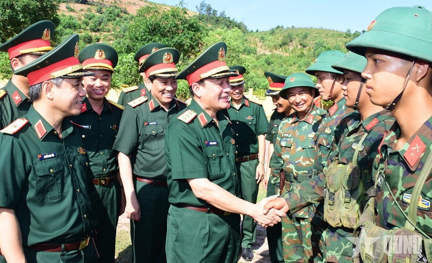Thượng tướng Trương Thiên Tô kiểm tra, nắm tình hình tại Sư đoàn 395