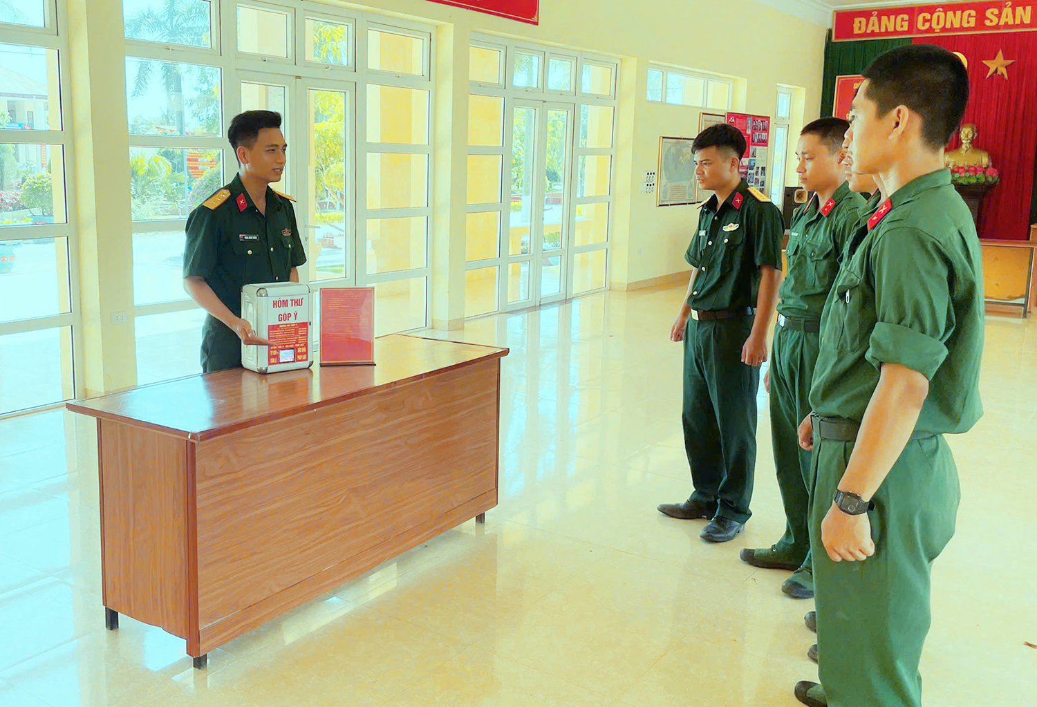 Cầu nối đưa luật đến gần bộ đội