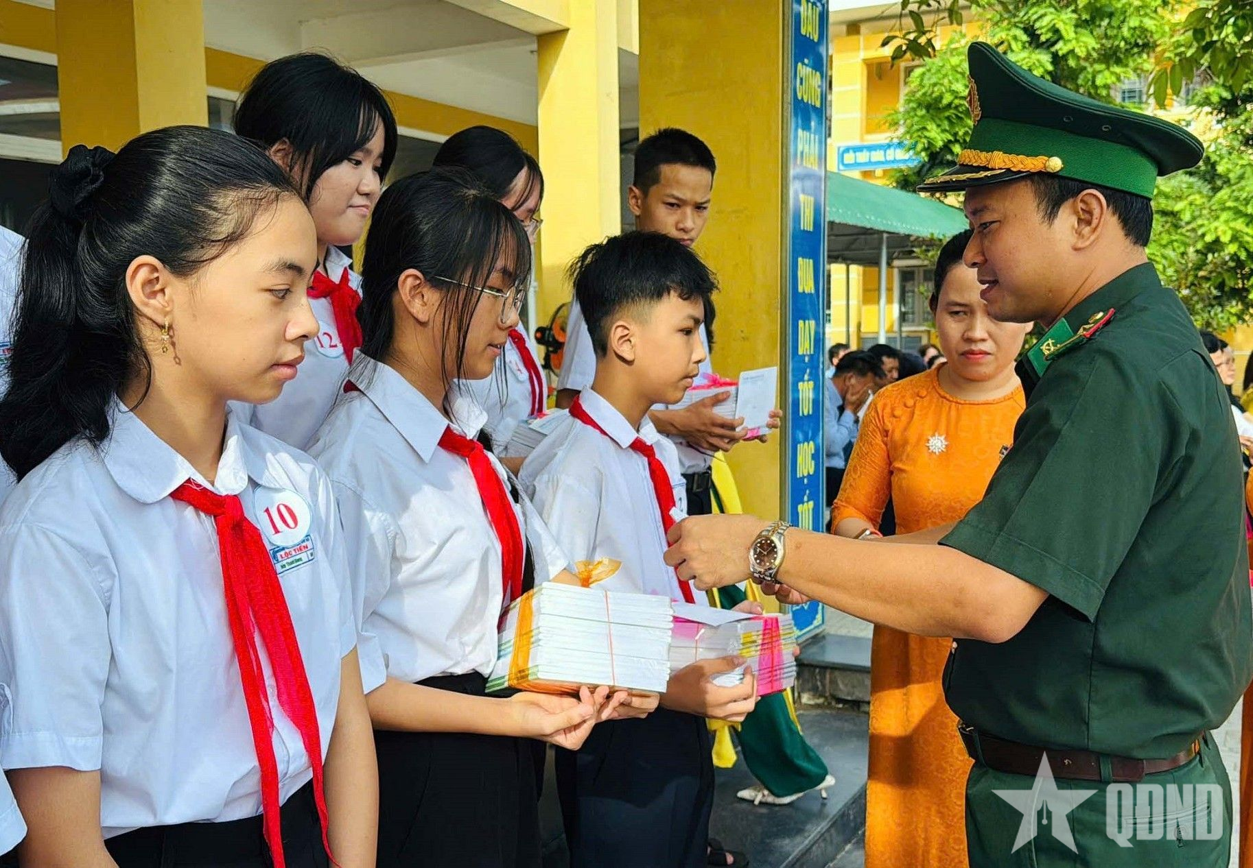 Bộ đội Biên phòng TP Huế: Trao xe đạp, quà tặng học sinh có hoàn cảnh khó khăn 
