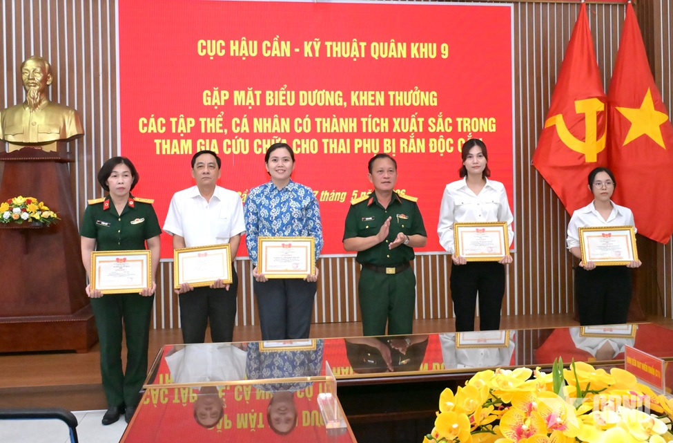 Quân khu 9: Khen thưởng 16 cá nhân trong tham gia cấp cứu, điều trị bệnh nhân bị rắn độc cắn