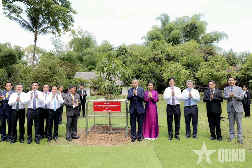 Tổng B&iacute; thư, Chủ tịch nước T&ocirc; L&acirc;m v&agrave; phu nh&acirc;n thăm Khu di t&iacute;ch Chủ tịch Hồ Ch&iacute; Minh tại Udon Thani