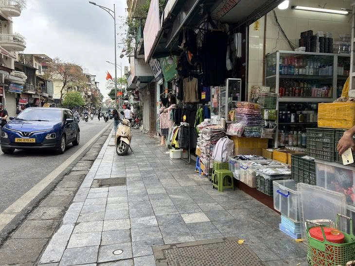 Vỉa hè cho ai?

