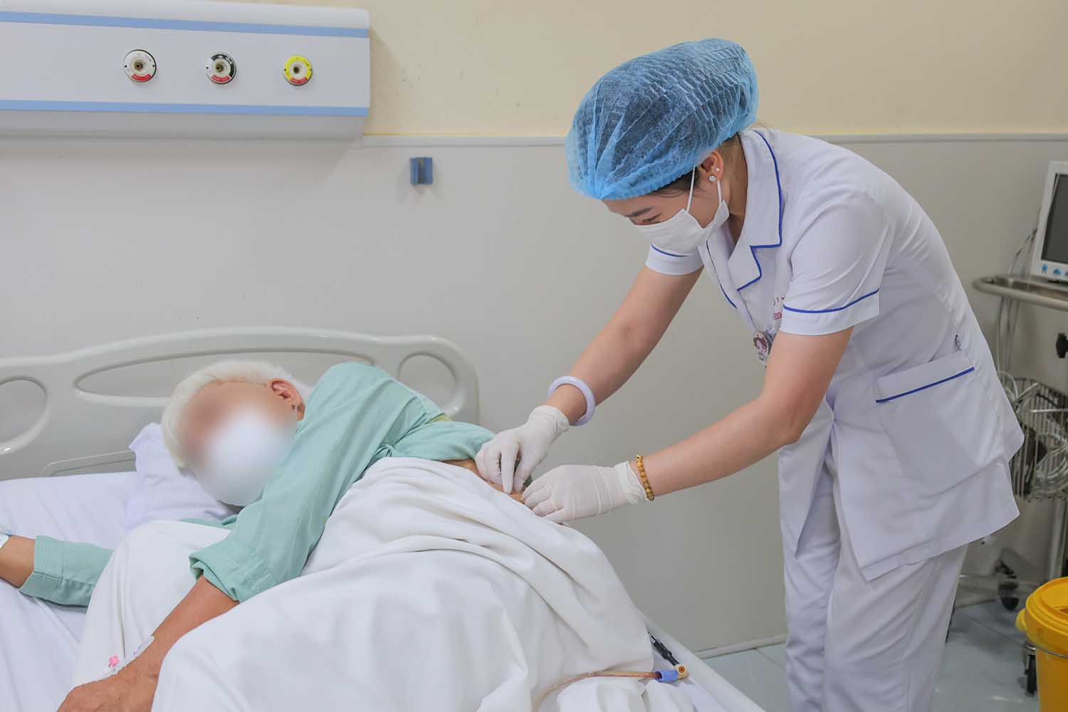 Tán sỏi thành công cho người bệnh gù vẹo cột sống nặng