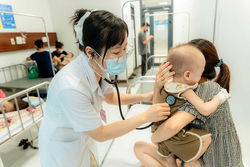 C&aacute;c bệnh viện H&agrave; Nội tăng cường ph&ograve;ng, chống nắng n&oacute;ng cho người bệnh