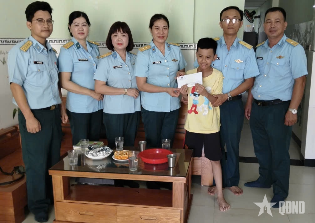 Ấm áp chương trình tặng quà thiếu nhi có hoàn cảnh khó khăn của Hội Phụ nữ Sư đoàn bộ 375