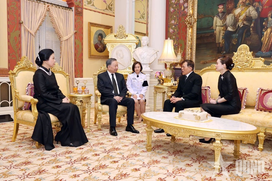 Tổng B&iacute; thư, Chủ tịch nước T&ocirc; L&acirc;m v&agrave; phu nh&acirc;n hội kiến Nh&agrave; vua Th&aacute;i Lan Maha Vajiralongkorn v&agrave; Ho&agrave;ng hậu