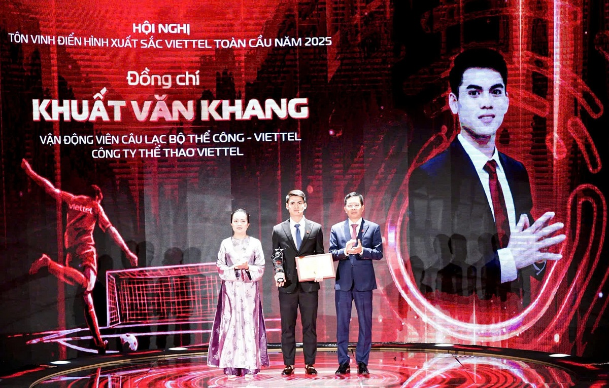 Khuất Văn Khang vinh dự nhận giải thưởng Viettel’s Stars