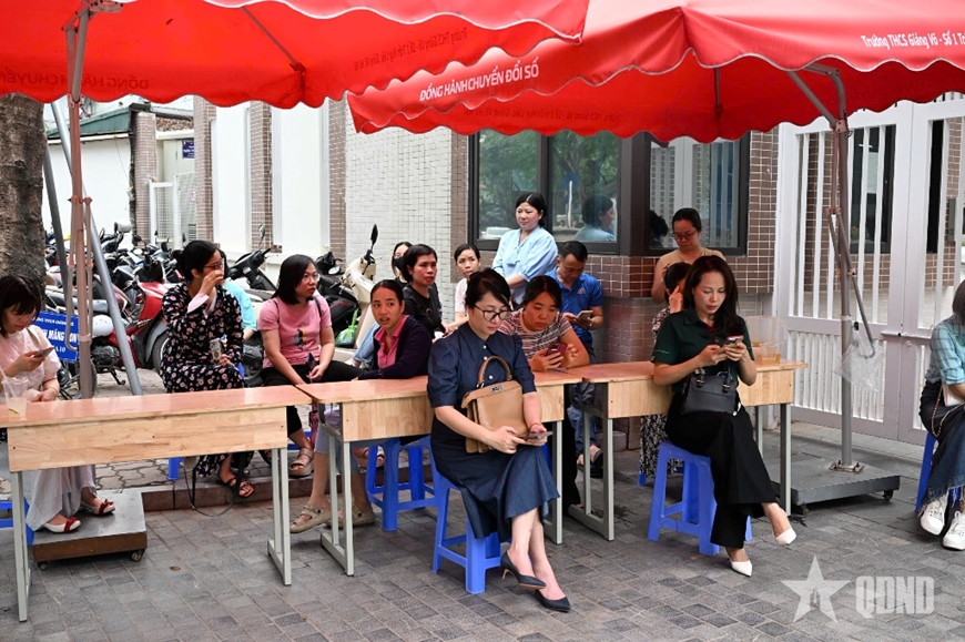 H&agrave; Nội đồng h&agrave;nh c&ugrave;ng th&iacute; sinh trong kỳ thi lớp 10