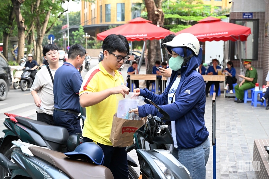 H&agrave; Nội đồng h&agrave;nh c&ugrave;ng th&iacute; sinh trong kỳ thi lớp 10