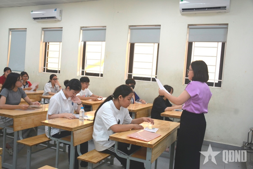Học sinh H&agrave; Nội bước v&agrave;o kỳ thi lớp 10