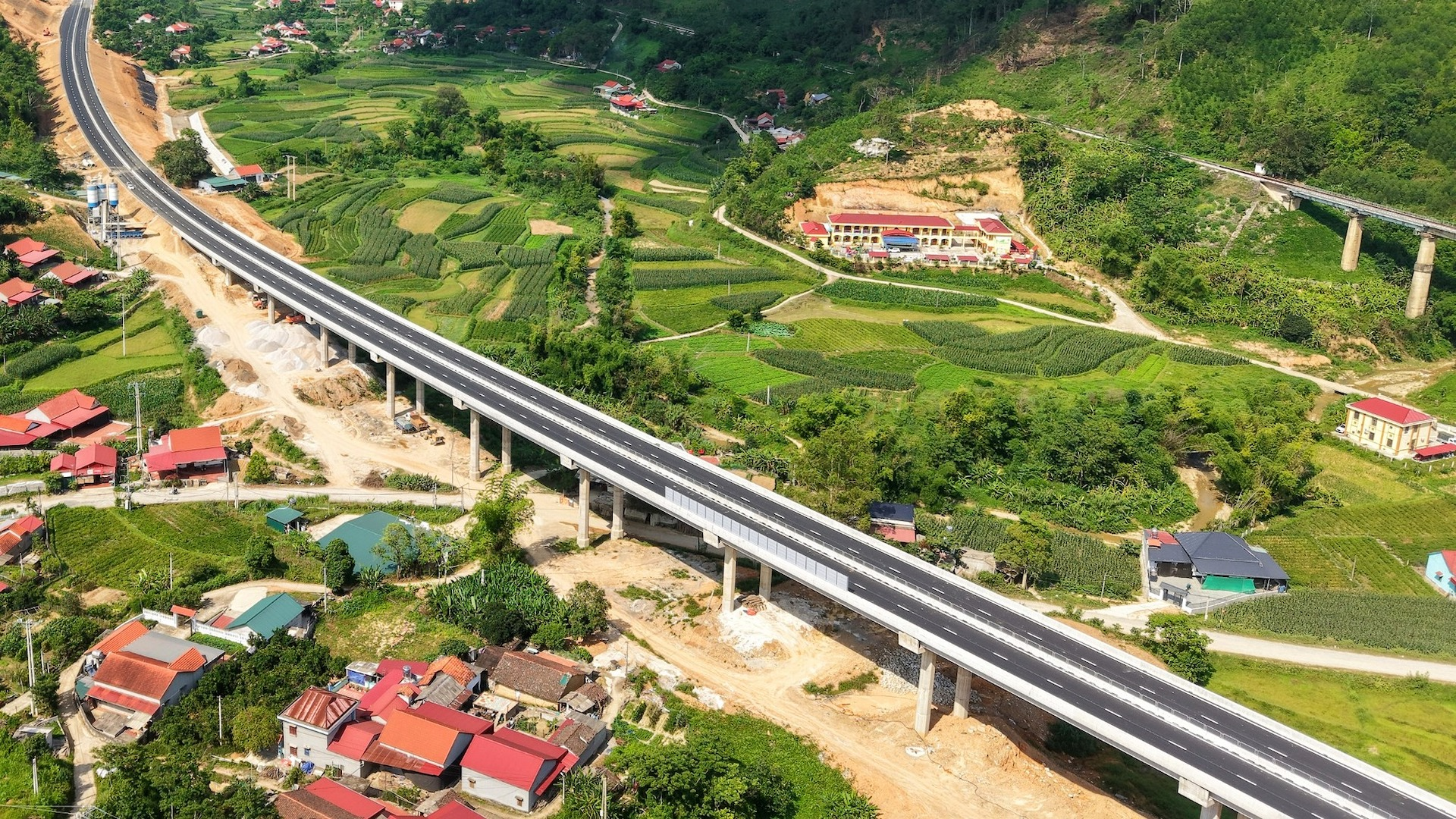 Cao tốc Hữu Nghị - Chi Lăng hoàn thiện 27km đầu tuyến 