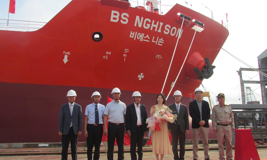 B&agrave;n giao t&agrave;u dầu/h&oacute;a chất trọng tải 13.000 tấn
